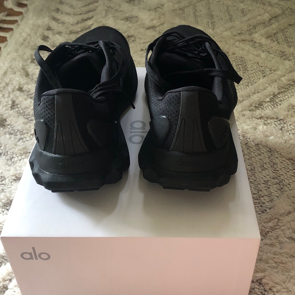 ALO Yoga Runner unisex sneakers W9/M7.5 - Picture 2 of 11